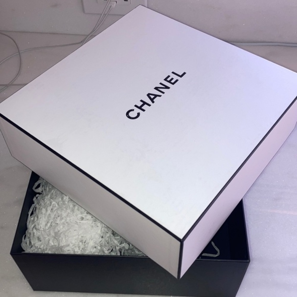 Chanel Gift Box - Picture 4 of 4